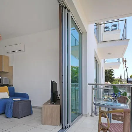 Meryl - Coralli Beachfront