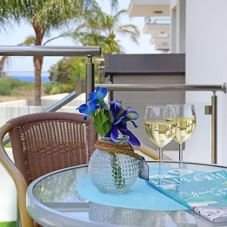Meryl - Coralli Beachfront Apartmán *